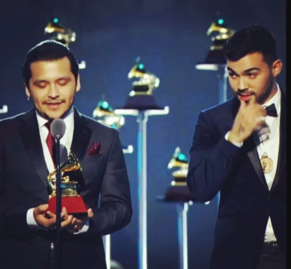Gussy Lau y Christian Nodal en el escenario de los Latin Grammy en 2019 (Foto: Instagram)