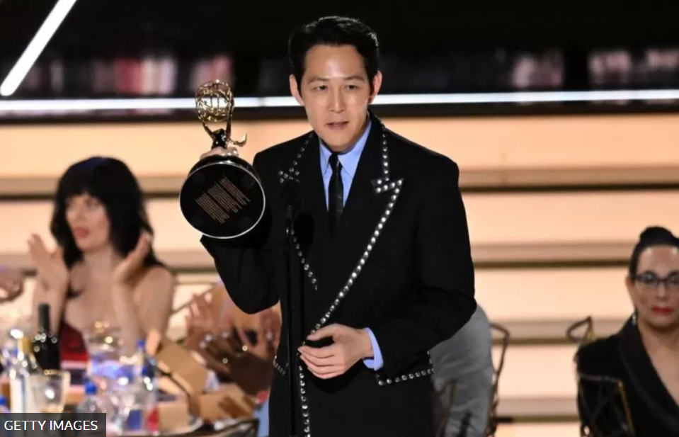 Lee Jung-jae, uno de los protagonistas de "El juego del calamar", con su Emmy al mejor actor principal de serie dramática.